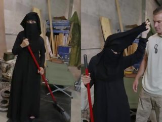 Tour di sederona - musulmano donna sweeping pavimento prende noticed da concupiscent americano soldato
