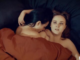 Krūtainas grown-up un sad mājsaimniece kam lesbiete sekss: pieaugušais filma mov 6d | xhamster