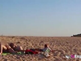 Esibizionista coppia sembra per tori a il spiaggia: sesso film vid 45 | youporn