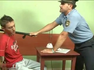 Đường phố người ăn trộm bắt và fucked lược qua một cảnh sát