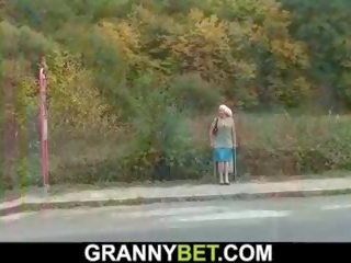 Vanha hieno nainen on poimitaan ylös ja perseestä, vapaa aikuinen video- 41