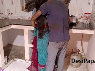 Indiai bhabhi -val neki férj -ban konyha baszás -ban. | xhamster