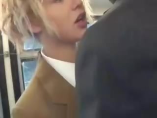 Blondýnka rys sát asijské youngsters člen na the autobus