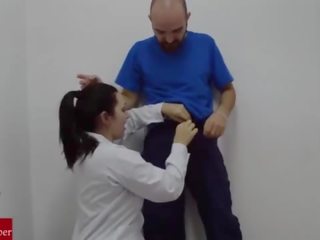 Un giovane infermiera succhia il hospitalâ´s tuttofare johnson e recorded it.raf070
