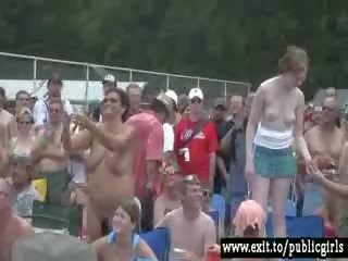 Milfs andando nuda in pubblico festa folla film