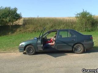 Hitchhiking 70 anos velho vovó a montar roadside