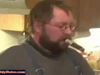 Daddydater cigar тато ведмідь отримує його великий пеніс висмоктаний