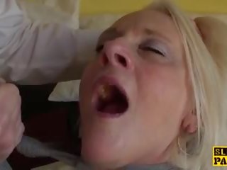 Facefucked inglesa vovó dedos em dela cu: grátis adulto filme vid 7f