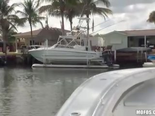 Bikini milf ales în sus fucks pe o barca