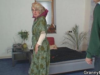 Üksildane vana vanaema pleases an noor youth