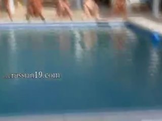 Six nu meninas por o piscina a partir de italia
