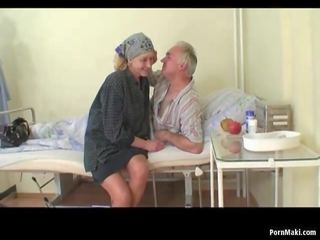 Vieille montres grand-père baise infirmière en hôpital: sexe vidéo ea